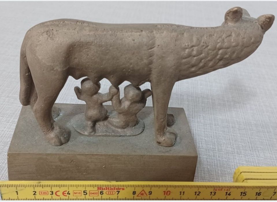 statueta Lupa Capitolina / Lupoaica cu Romulus și Remus