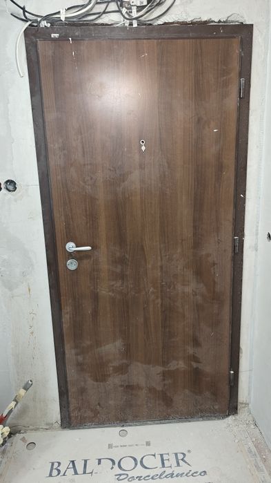 Входна врата метален обков