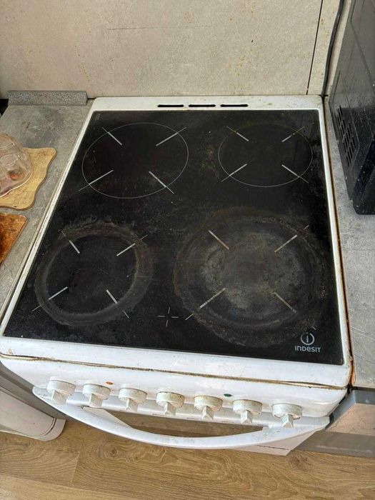 Продам электроплиту с духовкой