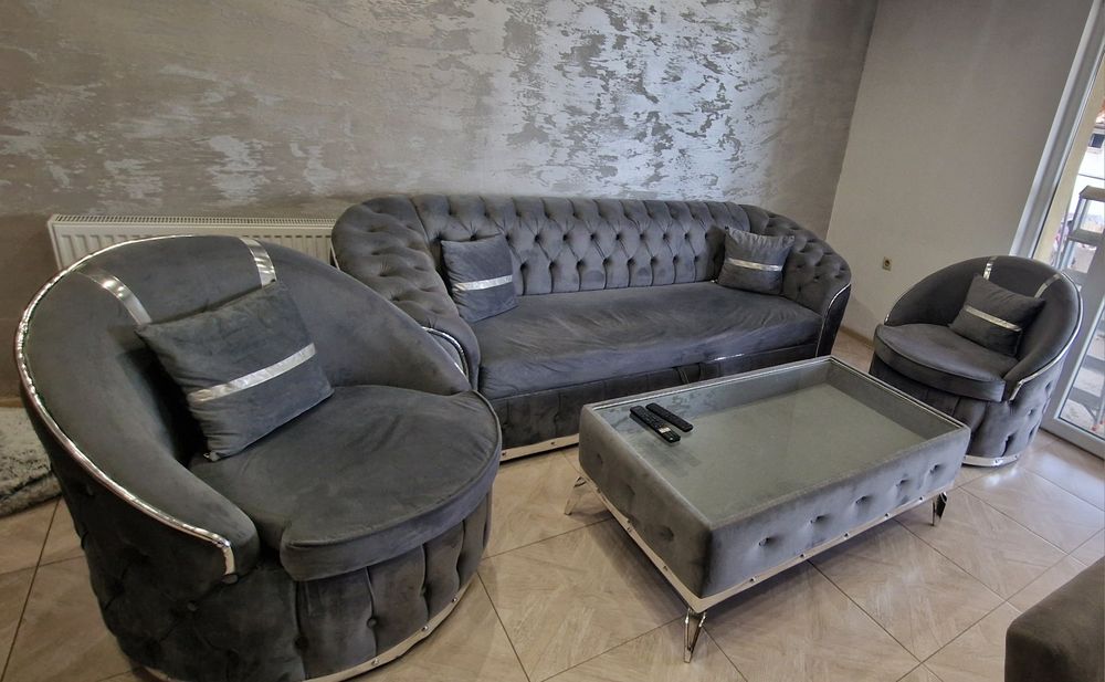 Дивани с две кресла и маса