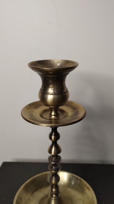 Много нестандартен, красив свещник за една свещ. Месинг.