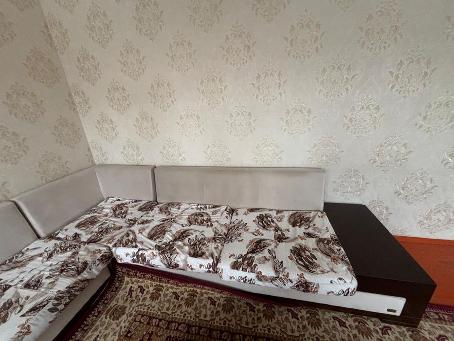 Диван белый с рисунком