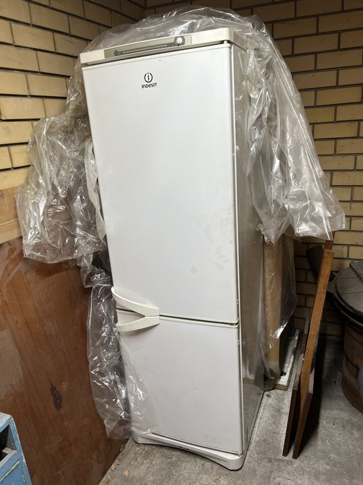 Продам холодильник Indesit