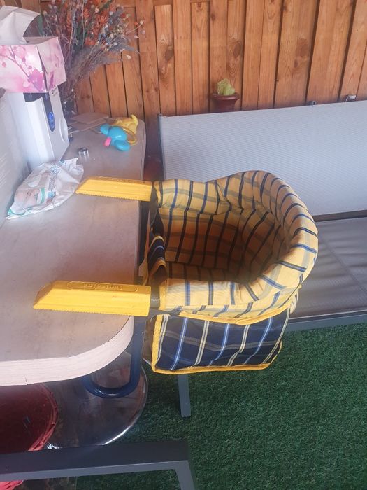 Scaun de masa copil atasabil de masa