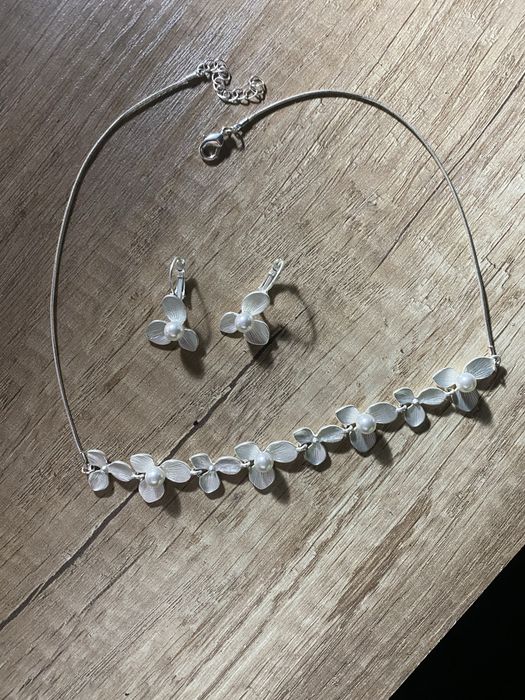 Украшения в виде подвески и сережек