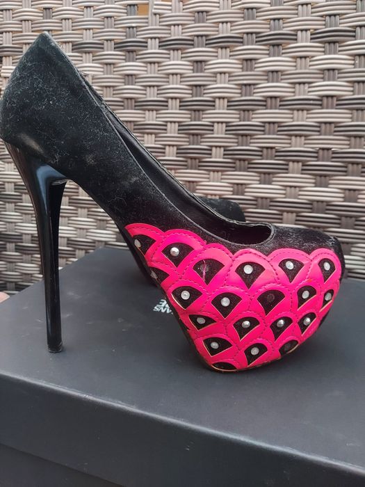 Pantofi mărimea 38 cu toc inalt.