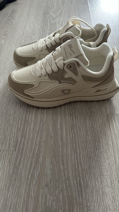 Новые кроссовки белые