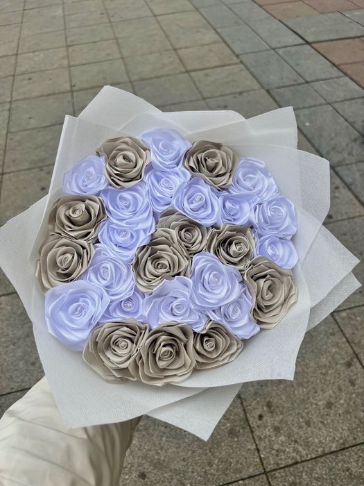 Ръчно изтаботени сатенени букети