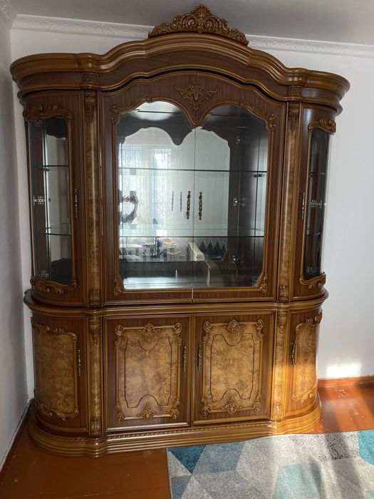 Продаётся мебельный гарнитур в классическом стиле