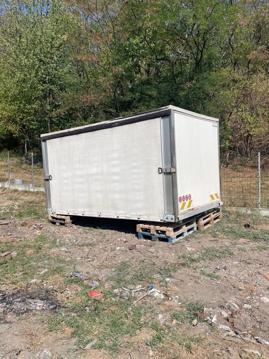 Caroserie cu prelata decopertabila pe lateral