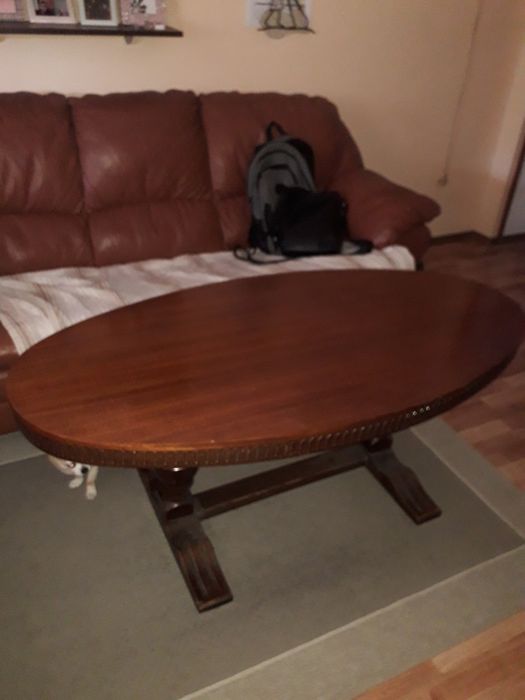 Продавам масивна холова маса