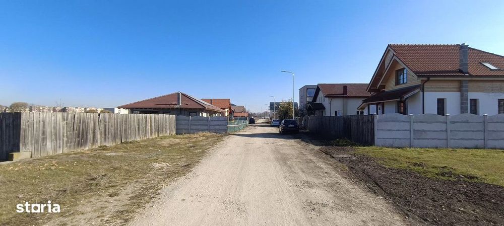 Teren ingradit cu acces la strada cu utilitati si iluminat public