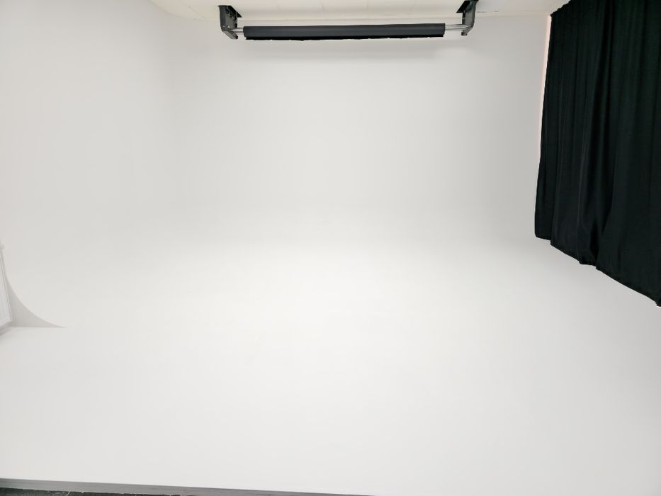 Аренда фотостудии с белой циклорамой  циклорама 5×4 м;