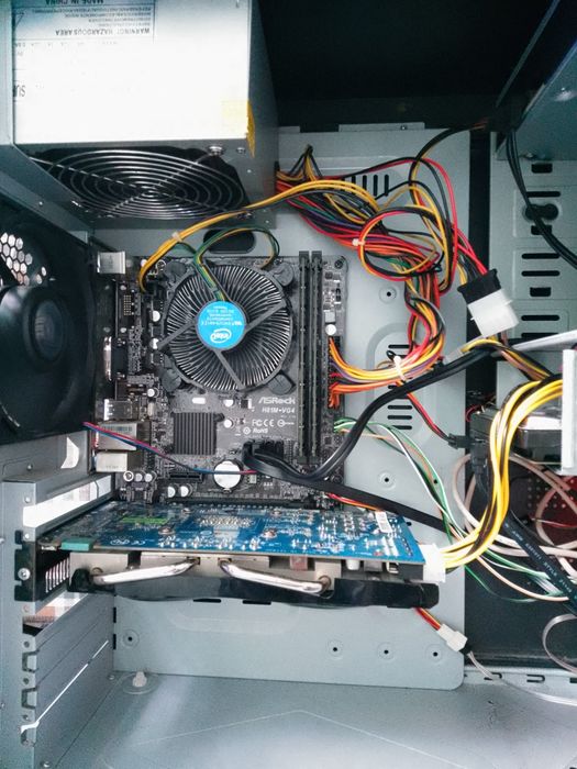 Компютър и монитор за игри