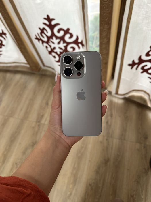iphone 15 про серебристи