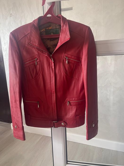 Красная кожанная куртка