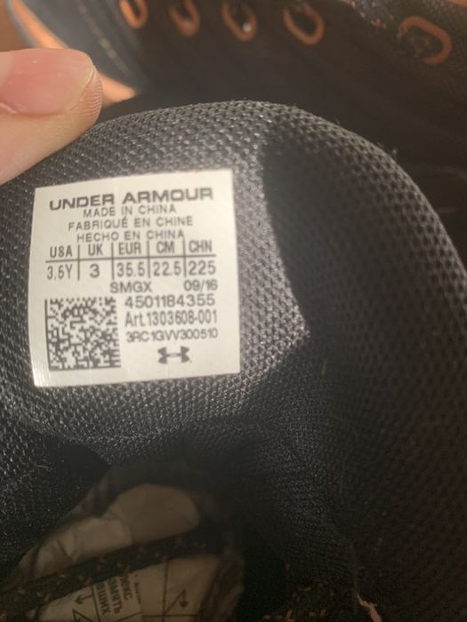 Продам демисезонные кроссовки Under Armour
