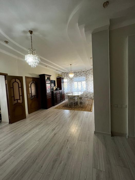 Продаётся большой кирпичный дом