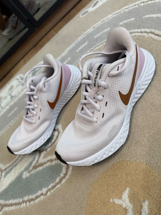 Дамски маратонки Nike Revolution 5