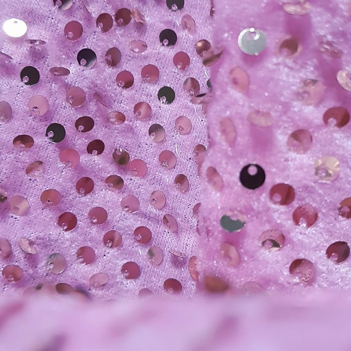 Material elegant cu paiete și mărgele – ideal pentru ținute de ocazie