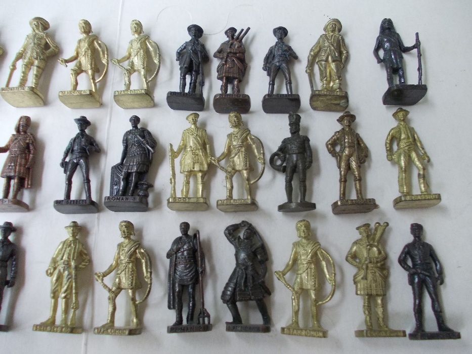 32 soldati Kinder din metal