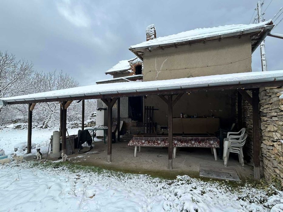 ПРОДАВА имот в с. Бресте, общ. Червен Бряг – ДВЕ КЪЩИ, два двора