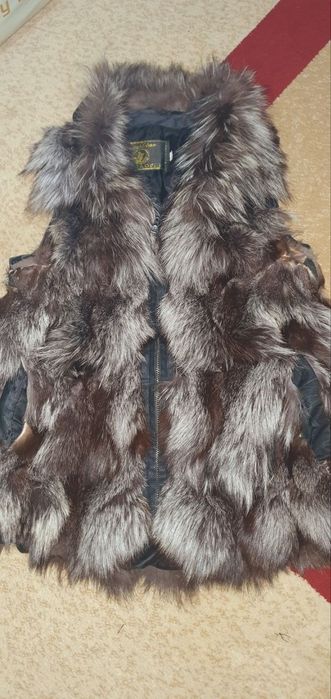Продаётся  натуральная жилетка.  Мех чернобурки.