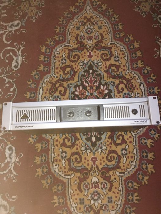 Amplificator Audio Behringer Europower EPQ 2000-pentru piese sau reparat