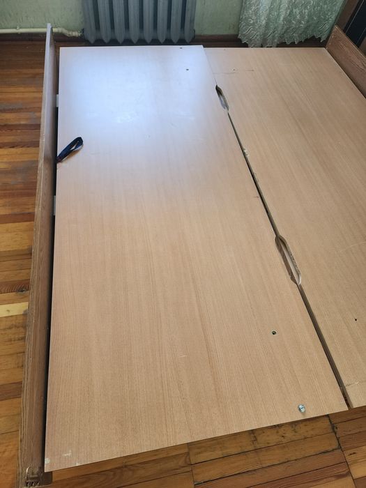 Мебель старая, диван и детали кровати