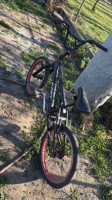 Vând BMX are pana pe spate si frânele trebe schimbate