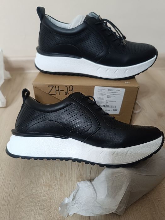 Новые кожаные кроссовки р36