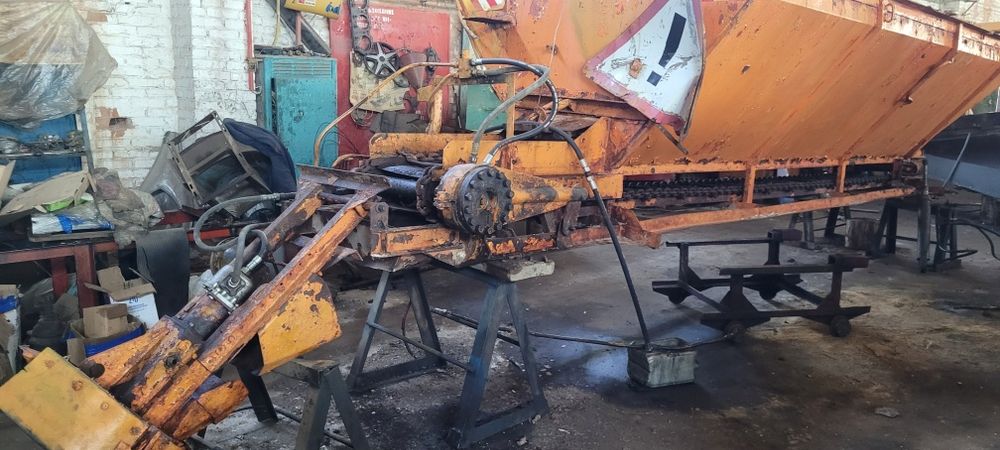 Продам пескоразбрасыватель 8 кубов