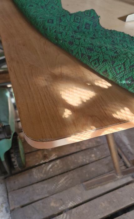 Голяма дървена маса с метална основа