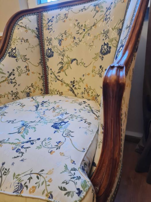 Старинно кресло с дървена конструкция