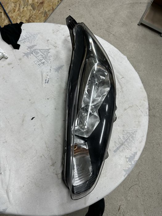 Far stânga ford fiesta