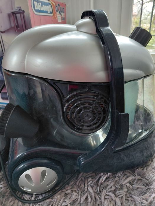 Продавам прахосмукачка Delonghi Aqua Land