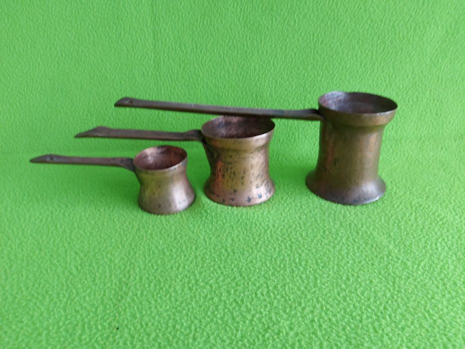 Ibrice vechi din alama pentru cafea, ( lucrate manual )