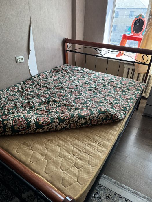 Продам кровать с матрасом