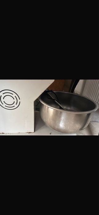 Vand malaxor ,pentru 3-5 kg faina