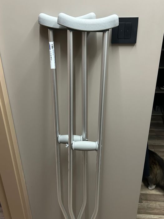 Отреза за крак и патерици