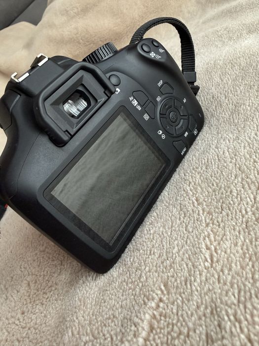 Canon EOS 4000D + EFS 18-55mm