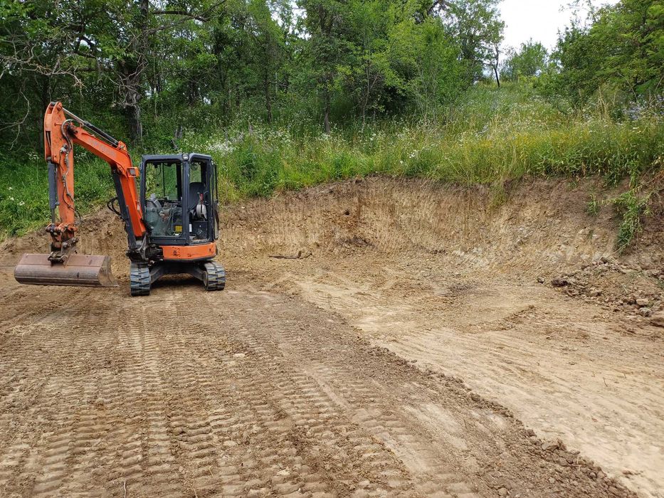 Ofer spre închiriere excavator de 3.3 tone si camioneta de 3.5 tone