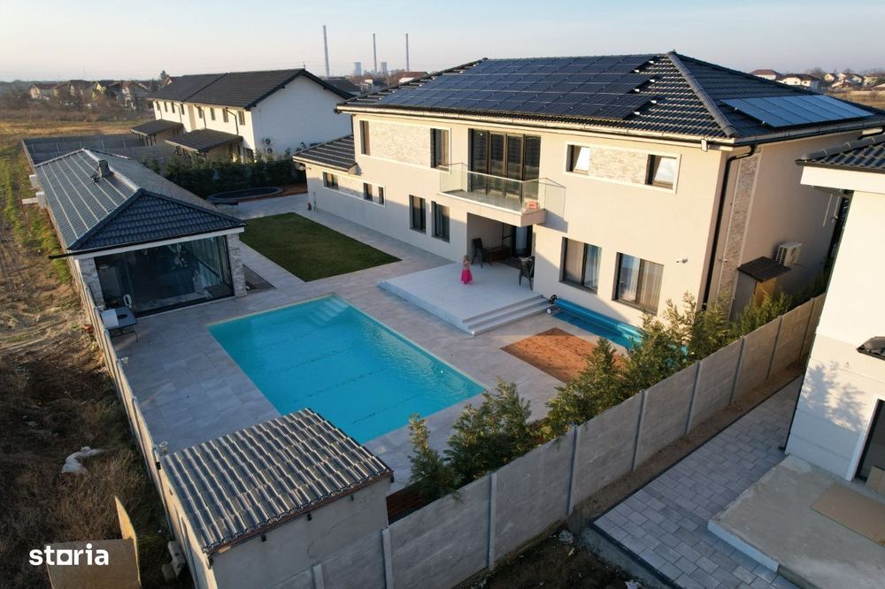 Vila de lux design deosebit, piscina, sistem fotovoltaic cu baterii.