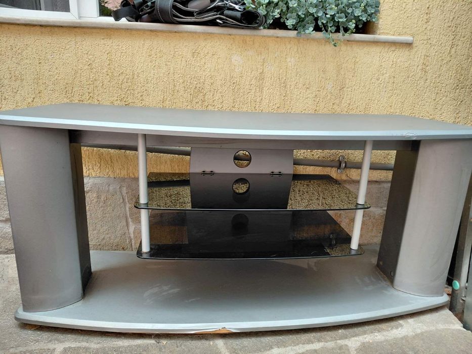 Шкаф за телевизор с две стъклени полици