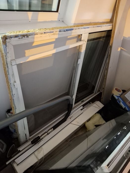 Vand geam termopan pt dormitor folosit  si  rulou exterior