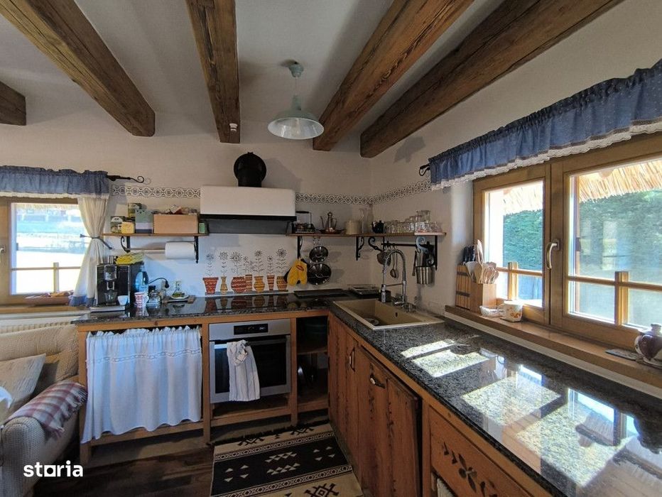 Casa rustica, exclusivista, 5 camere, 170 mp utili, 550 mp teren, Sali