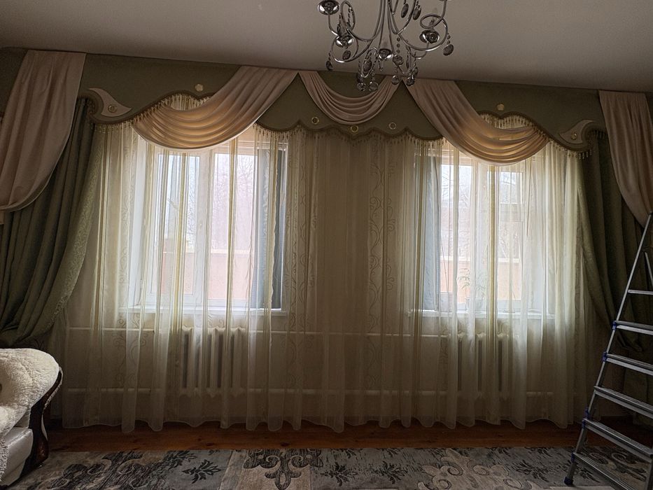 Шторы для зала в хорошем состоянии