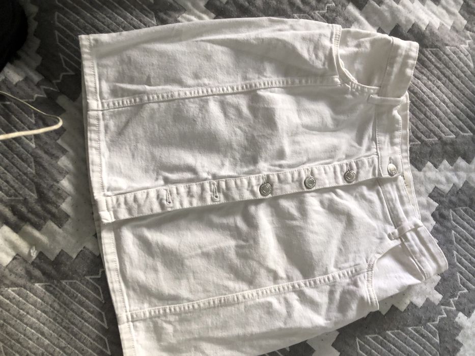 Джинсовая юбка белого цвета.