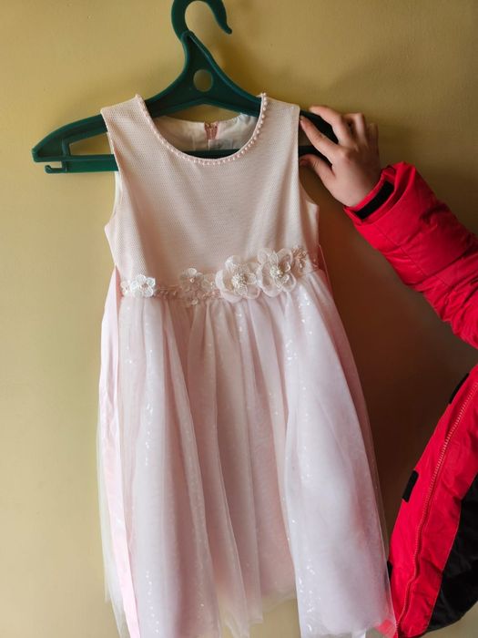 Продам нарядные платья на девочку 4-5 лет