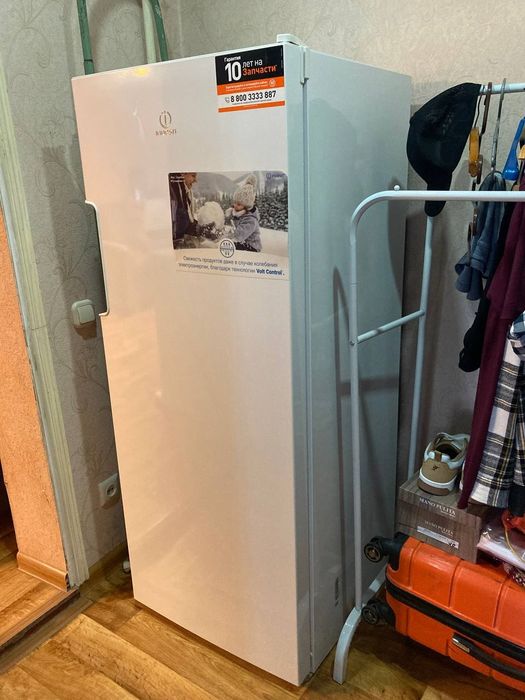 Морозильная камера Indesit DSZ 4150, 214 л — почти новая